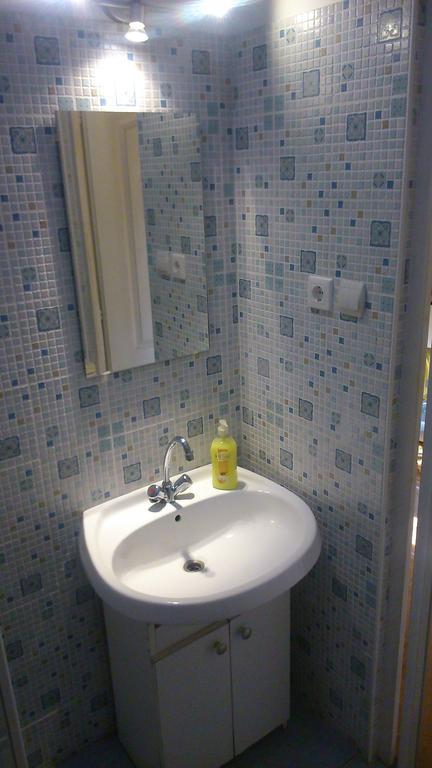 Red Locomotive Apartment Budapest Room photo